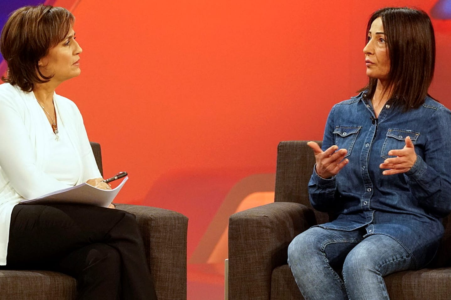 Filiz Celik (rechts) beschreibt in Sandra Maischbergs Show den Weg ihres Sohnes in den Dschihad.