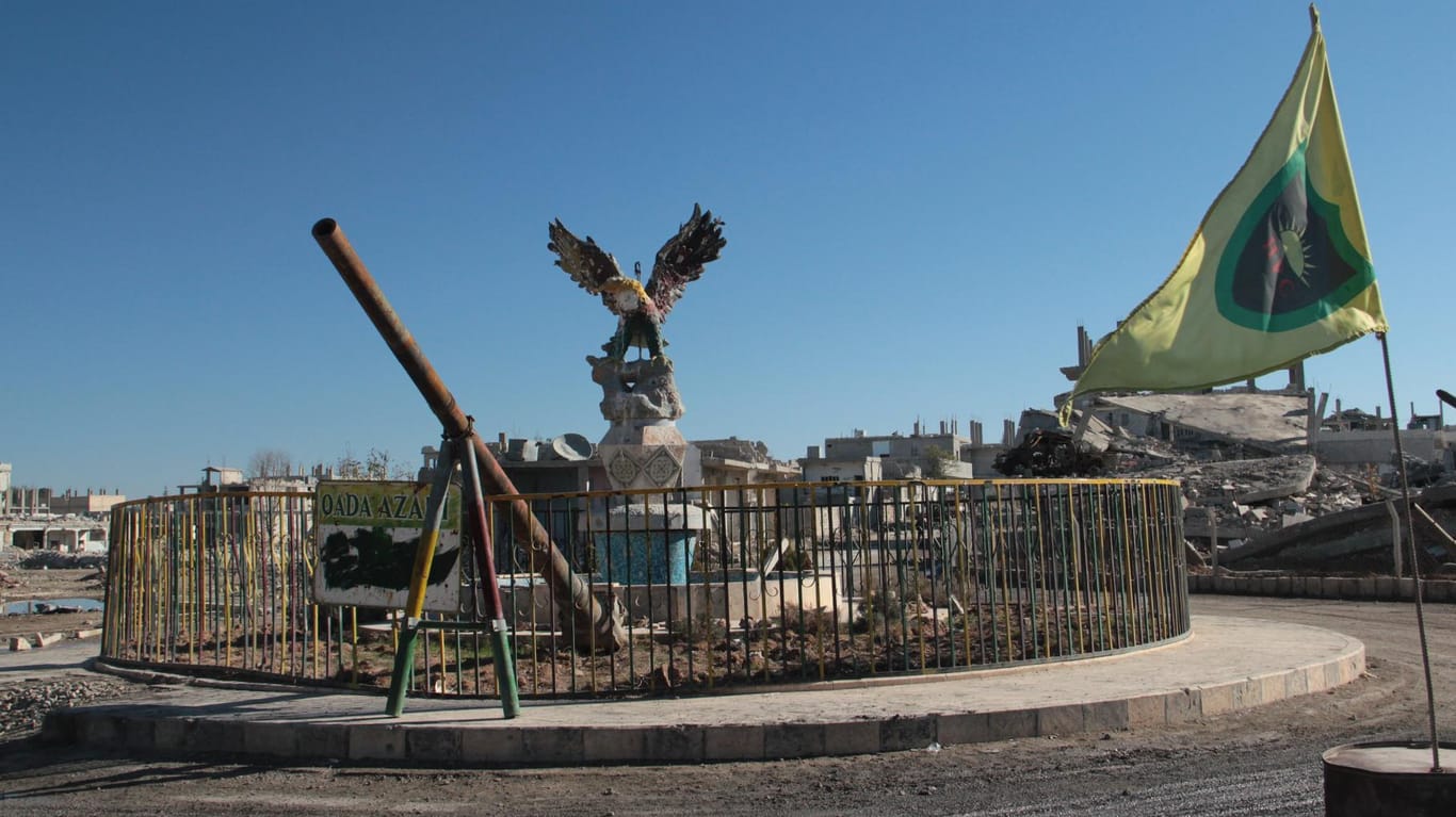 Der Adler am Freiheitsplatz erfüllt die Bewohner Kobanes mit Stolz.