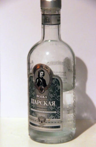 Zarskaya: Der Wodka mit einer Spur Lindenblüten und Lindenblütenhonig kratzt nicht, er schmeckt sanft. Das Wasser für den Verschnitt stammt aus Europas größtem See, dem Ladogasee.