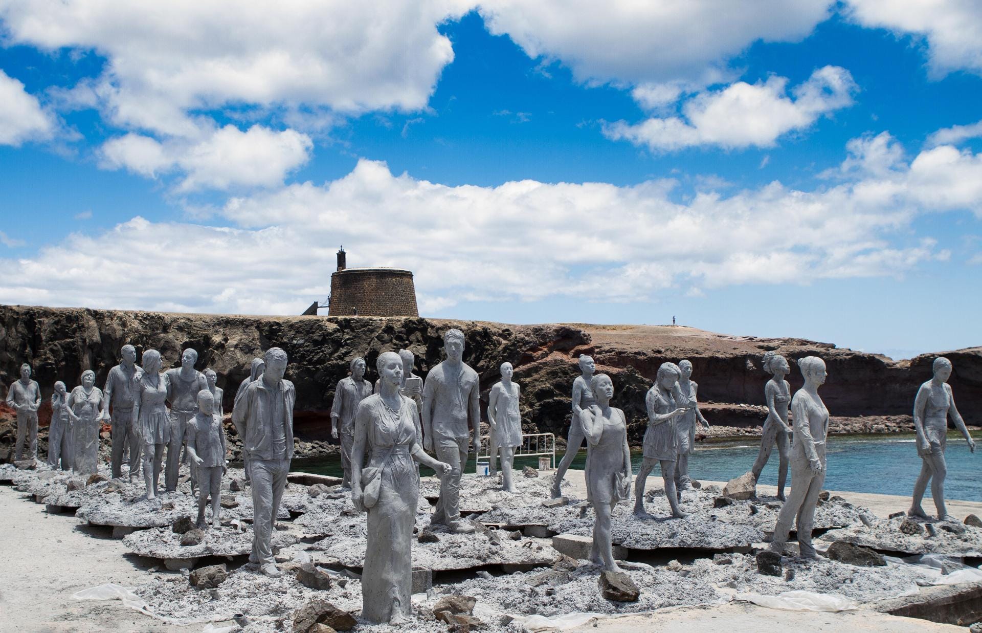 Im November 2011 standen die lebensgroßen Skulpturen für Lanzarotes Unterwassermuseum noch an Land. Mehr als 300 Betonfiguren wird der Künstler Jason de Caires Taylor vor der Küste der Kanareninsel versenken.