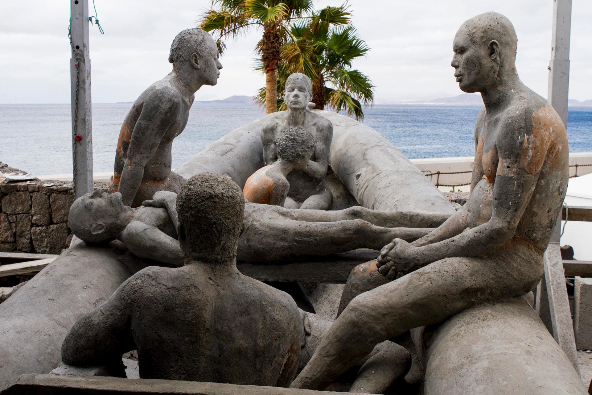 Die Figuren sind in Alltagssituationen dargestellt, greifen zum Teil aber auch sozialkritisch Themen auf. Wie die vom Künstler "Floß von Lampedusa" genannte Skulptur.