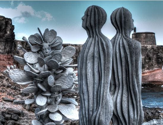 Einige der Skulpturen stellen eine Mischung zwischen Mensch und Kaktus dar.