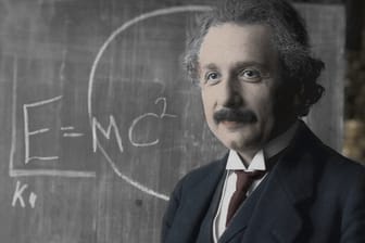 Albert Einstein und die Formel seiner Relativitätstheorie.