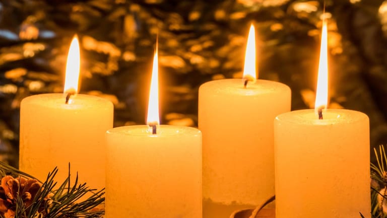 Kerzen und austrocknendes Weihnachtsgrün können eine gefährliche Verbindung eingehen.