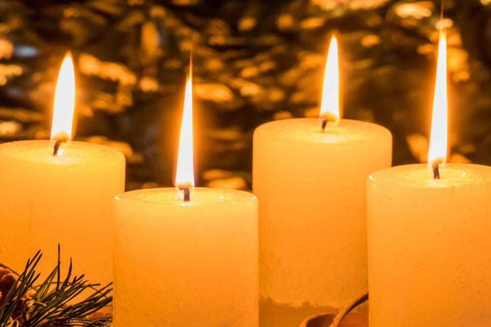 Kerzen und austrocknendes Weihnachtsgrün können eine gefährliche Verbindung eingehen.