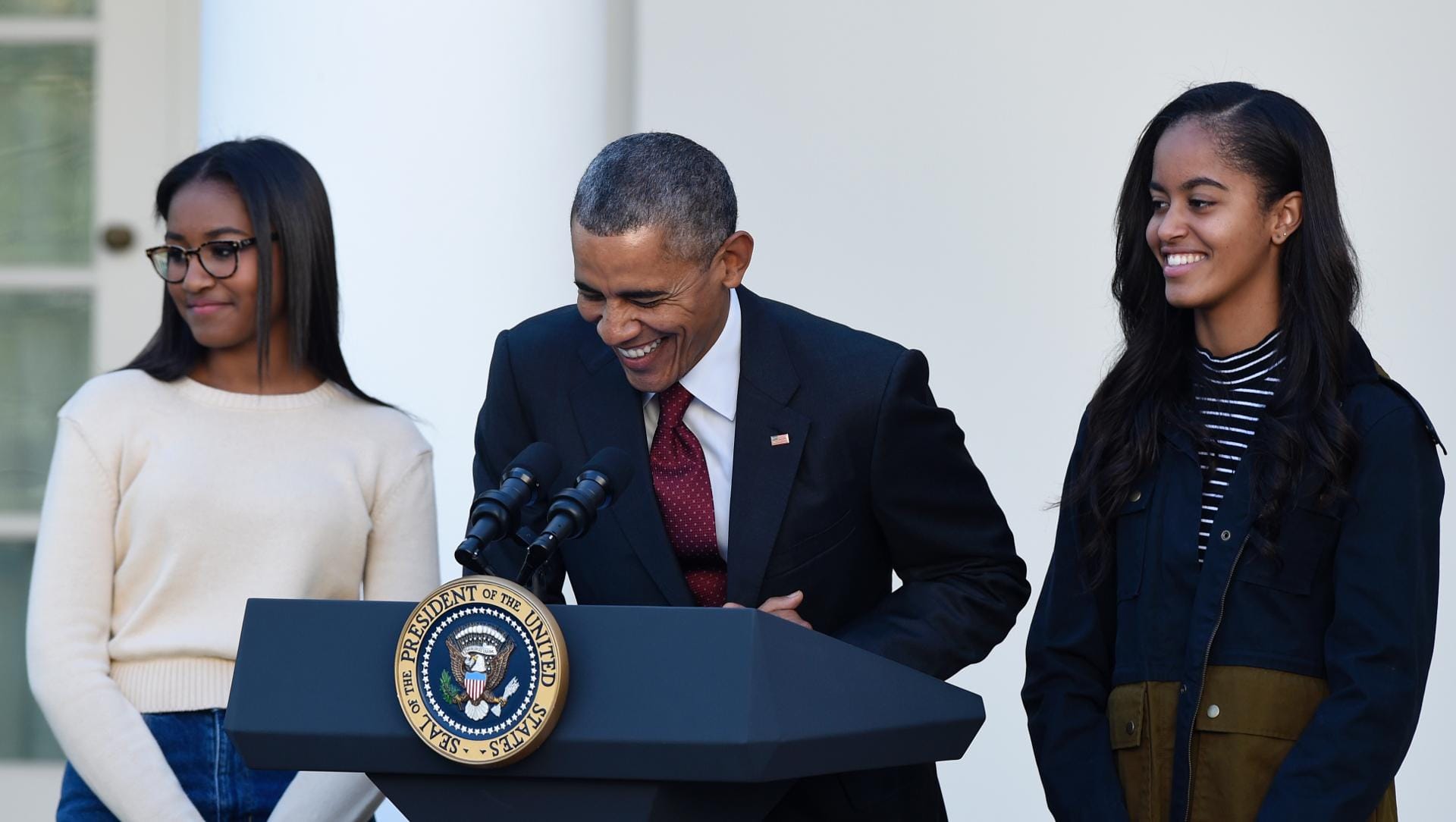 Obamas Töchter Sasha (li.) und Malia (re.) wirkten dieses Jahr zwar etwas interessierter als vergangenes Jahr, die Zeremonie ist ihnen aber bekanntermaßen ein Gräuel. «Manche Leute denken, dass es eine alberne Tradition ist - ich widerspreche nicht», sagte Obama.