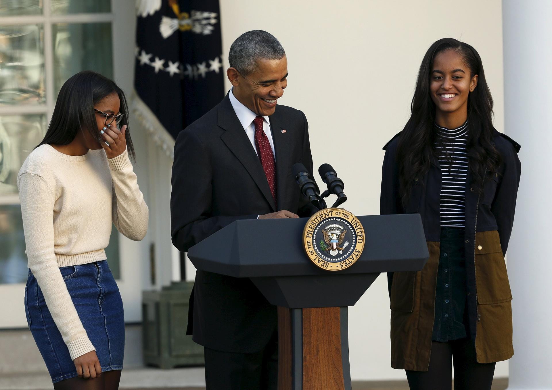 "Die Zeit verfliegt, auch wenn Truthähne nicht fliegen können", kalauerte der Präsident über das flugunfähige Federvieh. Das brachte auch seine beiden 14 und 17 Jahre alten Töchter Malia (li.) und Sasha (re.) zum Lachen.