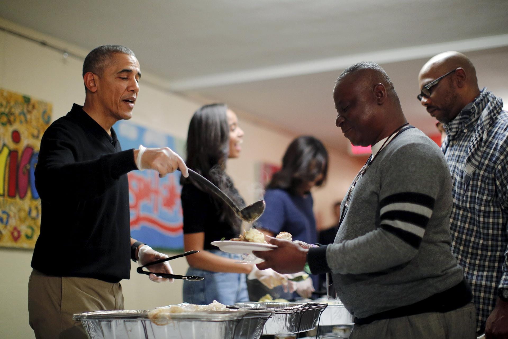 Im Anschluß an die Begnadigung des Federviehs teilten Obama und seine Familie im Obdachlosenheim in der St. Luke's Kirche in Washington das Thanksgiving-Dinner aus.