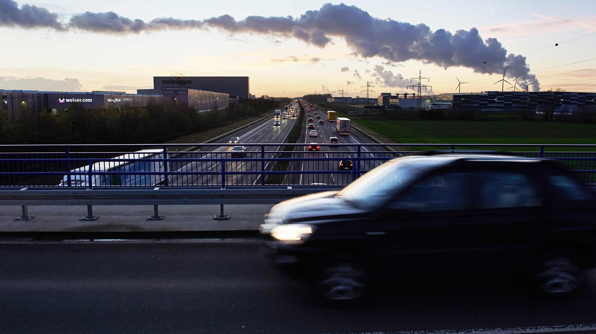 Die Brücke über die A2.