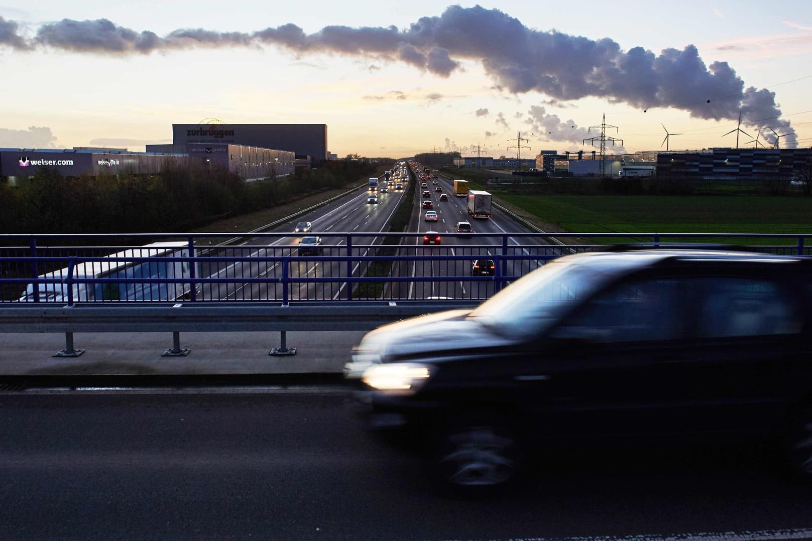 Die Brücke über die A2.