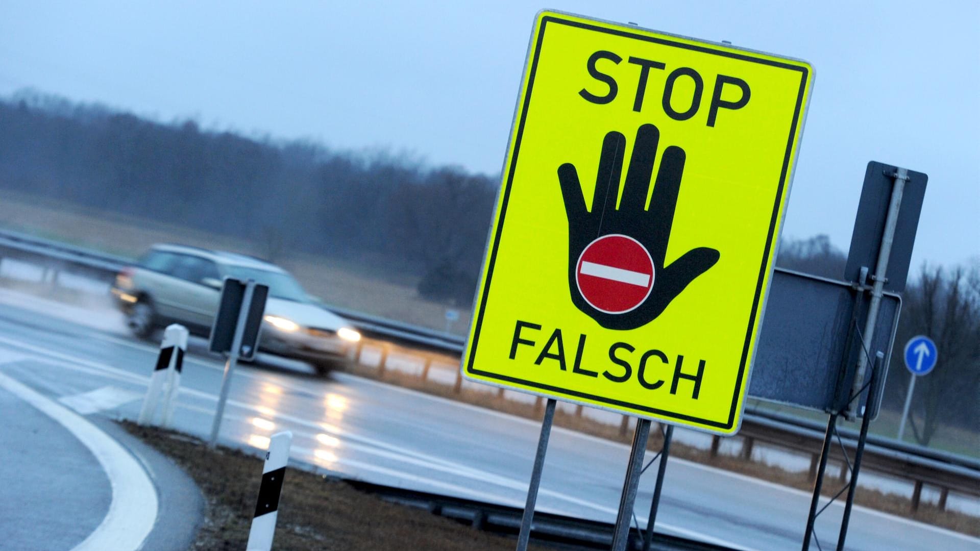 Geisterfahrer: Das Schild an der Autobahn soll davon abhalten, zum Falschfahrer zu werden.