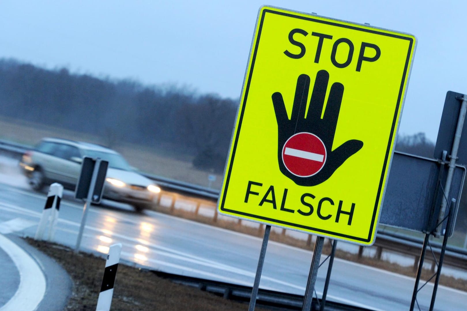 Geisterfahrer: Das Schild an der Autobahn soll davon abhalten, zum Falschfahrer zu werden.