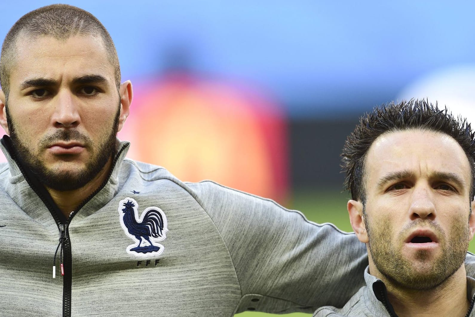 Mathieu Valbuena (re.) soll mit einem Sex-Video unter anderem von Karim Benzema (li.) unter Druck gesetzt worden sein.