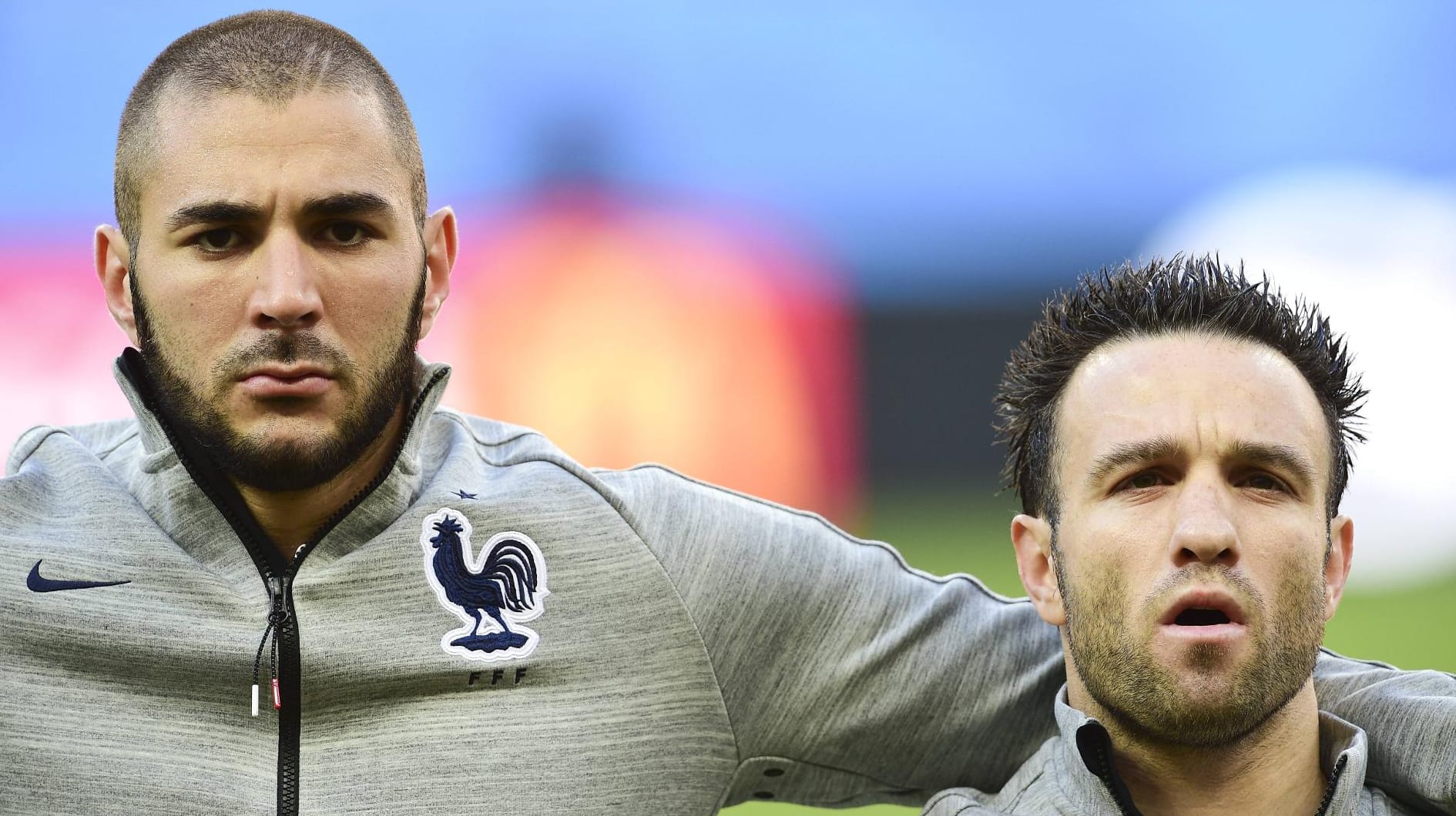 Mathieu Valbuena (re.) soll mit einem Sex-Video unter anderem von Karim Benzema (li.) unter Druck gesetzt worden sein. Mathieu Valbuena (re.) soll mit einem Sex-Video unter anderem von Karim Benzema (li.) unter Druck gesetzt worden sein.