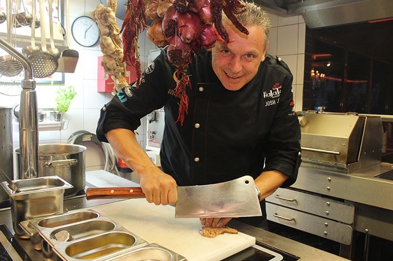 Inhaber Hartmut Jabs gibt Gästen und Mitgliedern gerne Führungen durch die Küche und den hauseigenen Fleischkühler.