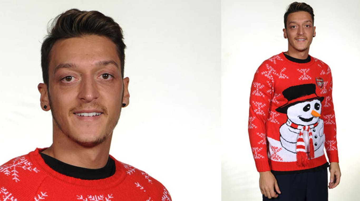 Mesut Özil musste, äh durfte, den neuen Arsenal-Weihnachtspulli präsentieren.