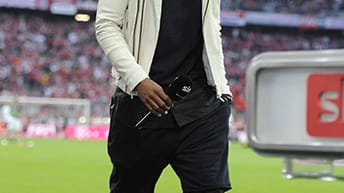 Boateng wie so oft lässig in einer coolen Lederjacke, dazu Shorts und Leggings mit stylishen Sneakern. Immer dabei: seine Brille.