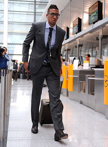 Wenn der Nationalspieler auf Reisen geht, dann gibt er sich gerne elegant im Anzug.