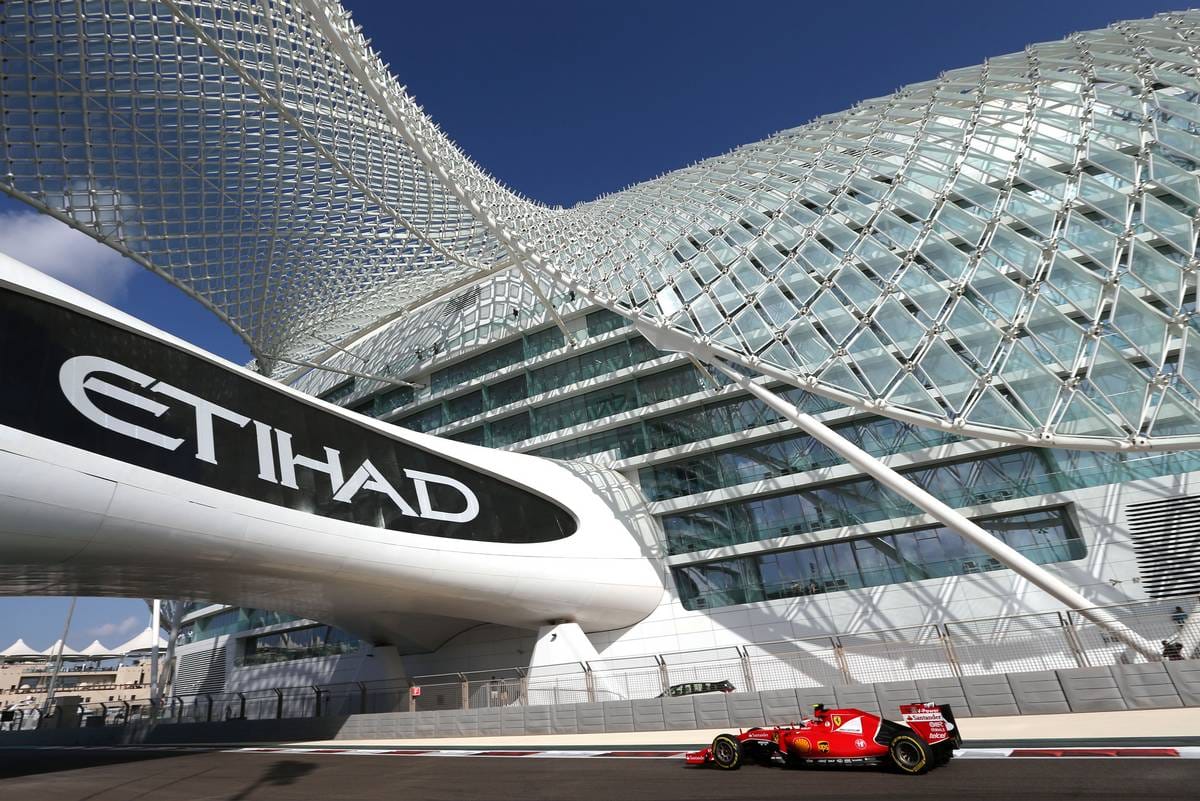 Zum Saisonabschluss macht der Formel-1-Zirkus in den Vereinigten Arabischen Emiraten halt. Kimi Räikkönen und Co. drehen ihre Runden auf dem Yas Marina Circuit in Abu Dhabi vor futuristisch anmutenden Gebäuden.