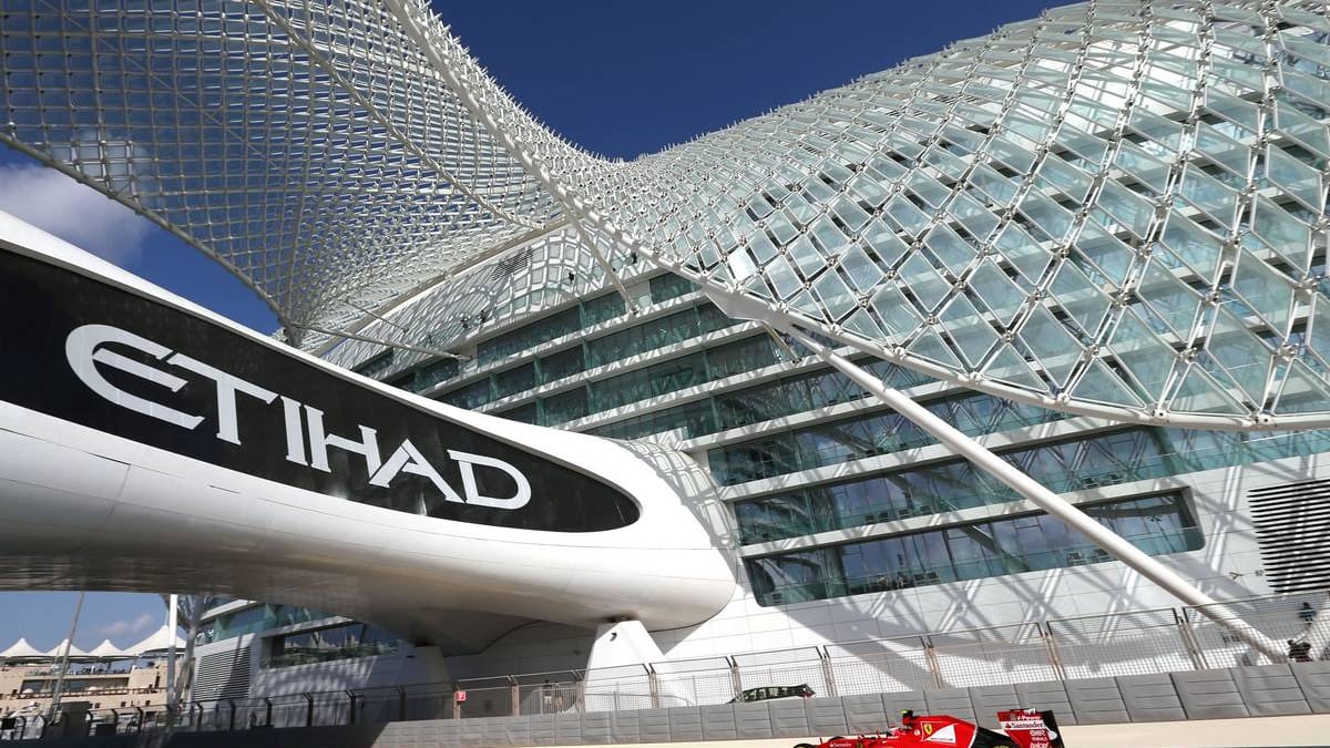 Zum Saisonabschluss macht der Formel-1-Zirkus in den Vereinigten Arabischen Emiraten halt. Kimi Räikkönen und Co. drehen ihre Runden auf dem Yas Marina Circuit in Abu Dhabi vor futuristisch anmutenden Gebäuden.