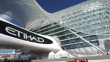Zum Saisonabschluss macht der Formel-1-Zirkus in den Vereinigten Arabischen Emiraten halt. Kimi Räikkönen und Co. drehen ihre Runden auf dem Yas Marina Circuit in Abu Dhabi vor futuristisch anmutenden Gebäuden.