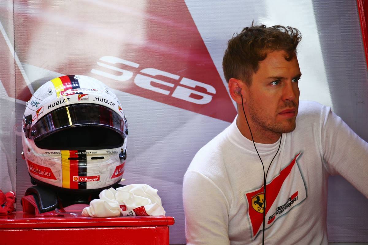 Der WM-Dritte Sebastian Vettel bei einer Pause. Der Ferrari-Pilot kommt am Trainingstag noch nicht vollends auf Touren und landet im zweiten Freien Training auf Platz fünf. Dafür glänzt er mit einem Geburtstagsständchen während der Fahrt.
