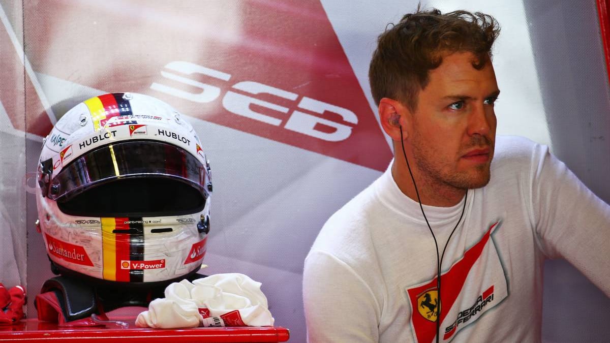 Der WM-Dritte Sebastian Vettel bei einer Pause. Der Ferrari-Pilot kommt am Trainingstag noch nicht vollends auf Touren und landet im zweiten Freien Training auf Platz fünf. Dafür glänzt er mit einem Geburtstagsständchen während der Fahrt.