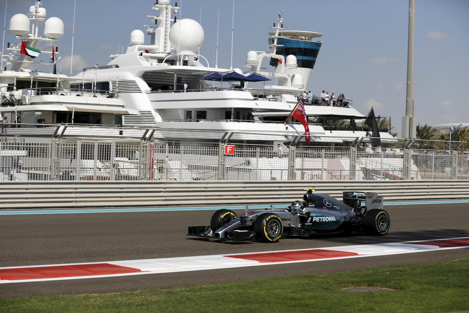 ... doch die Tagesbestzeit fährt Mercedes-Kollege Nico Rosberg. Der deutsche Pilot rast vor der imposanten Hafen-Kulisse im zweiten Freien Training auf Platz eins. "Ich bin jetzt einfach schneller. Punkt", sagt Rosberg.