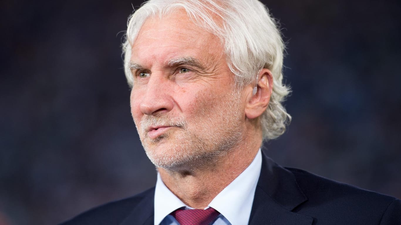Ernster Gesichtsausdruck: Bayer-Sportdirektor Rudi Völler ist vom Führerschein-Skandal und Wendell überhaupt nicht begeistert.