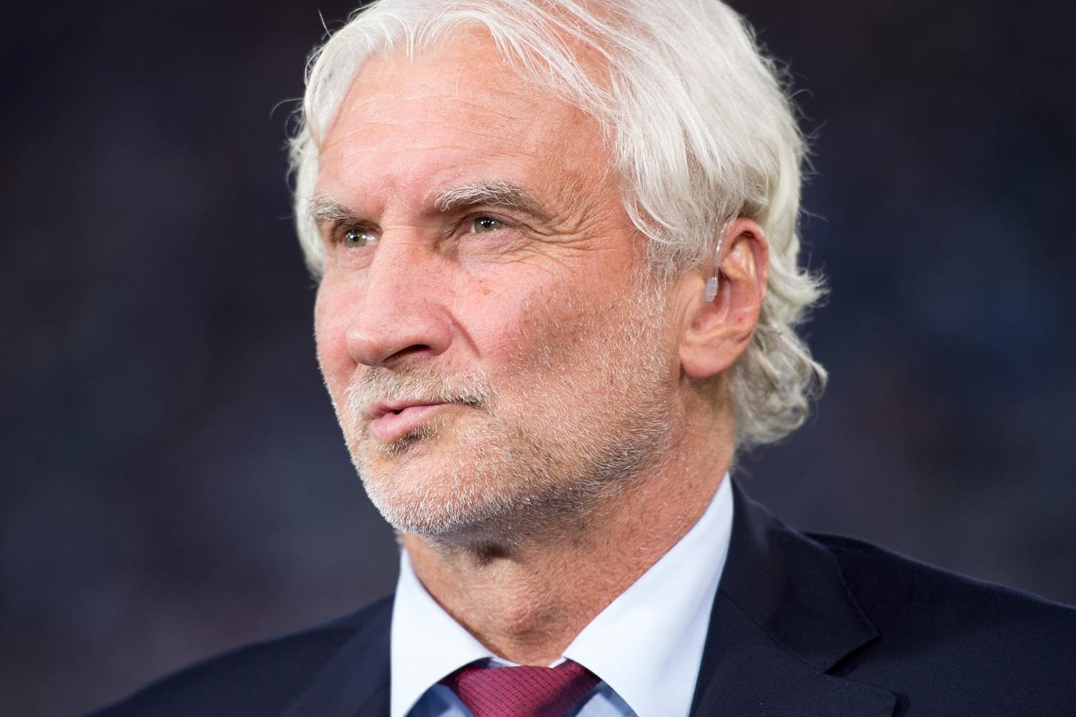 Ernster Gesichtsausdruck: Bayer-Sportdirektor Rudi Völler ist vom Führerschein-Skandal und Wendell überhaupt nicht begeistert.