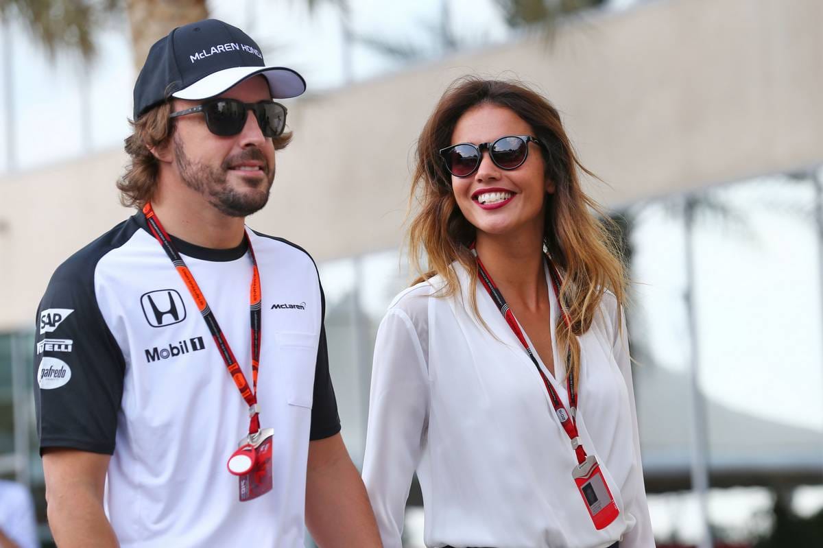 Fernando Alonso macht sich mit seiner Freundin Lara auf den Weg in Richtung Box.