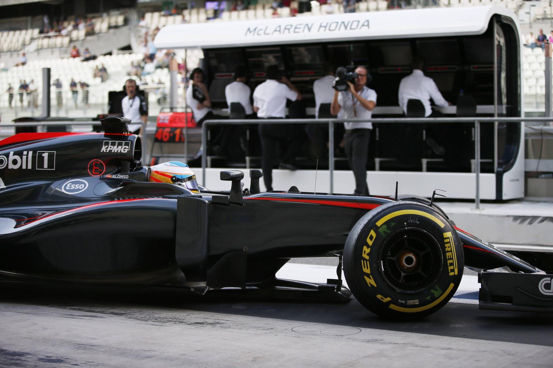 Ansonsten hat Alonso nicht viel zu lachen - wie immer fährt der Spanier hinterher.