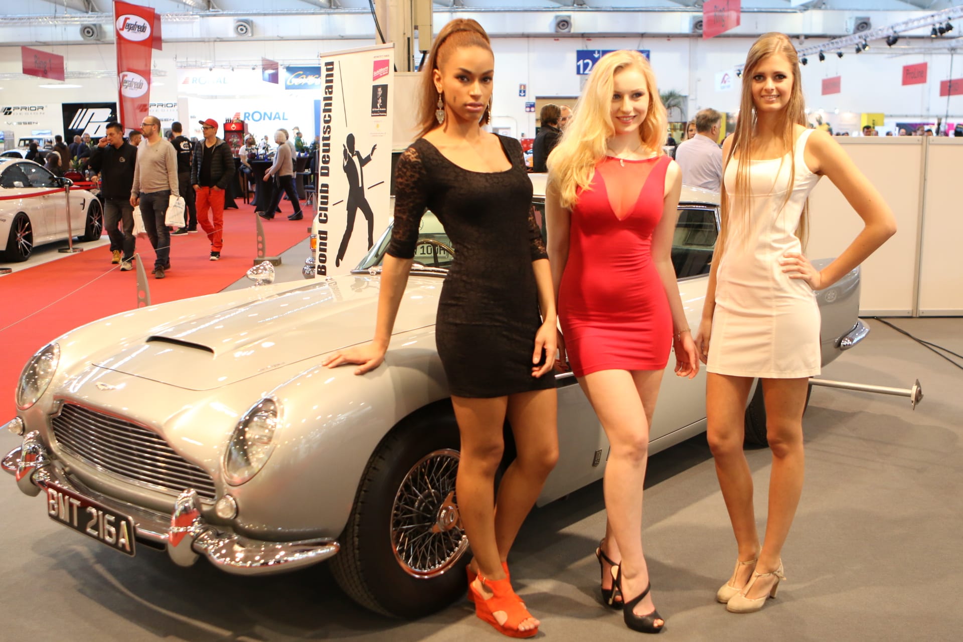 James Bond und seine Autos: Hier ein DB5, flankiert von Messeschönheiten.