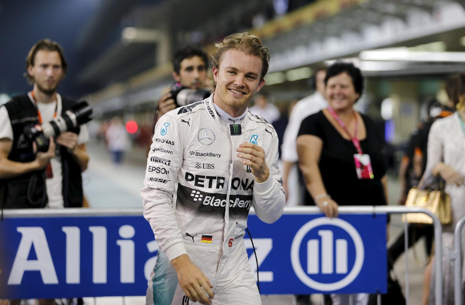 Dank einer fantastischen letzten Runde darf Rosberg aber dann über die Pole Position jubeln.