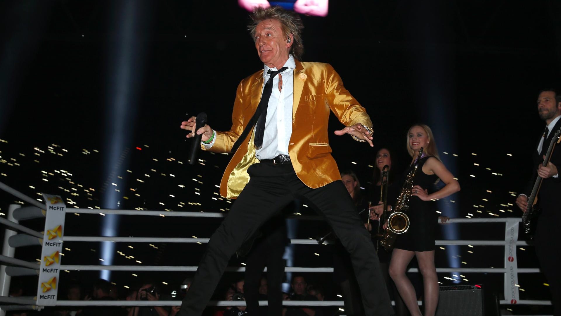 Rod Stewart sorgt vor dem Kampf in Düsseldorf bei den Fans für gute Stimmung.