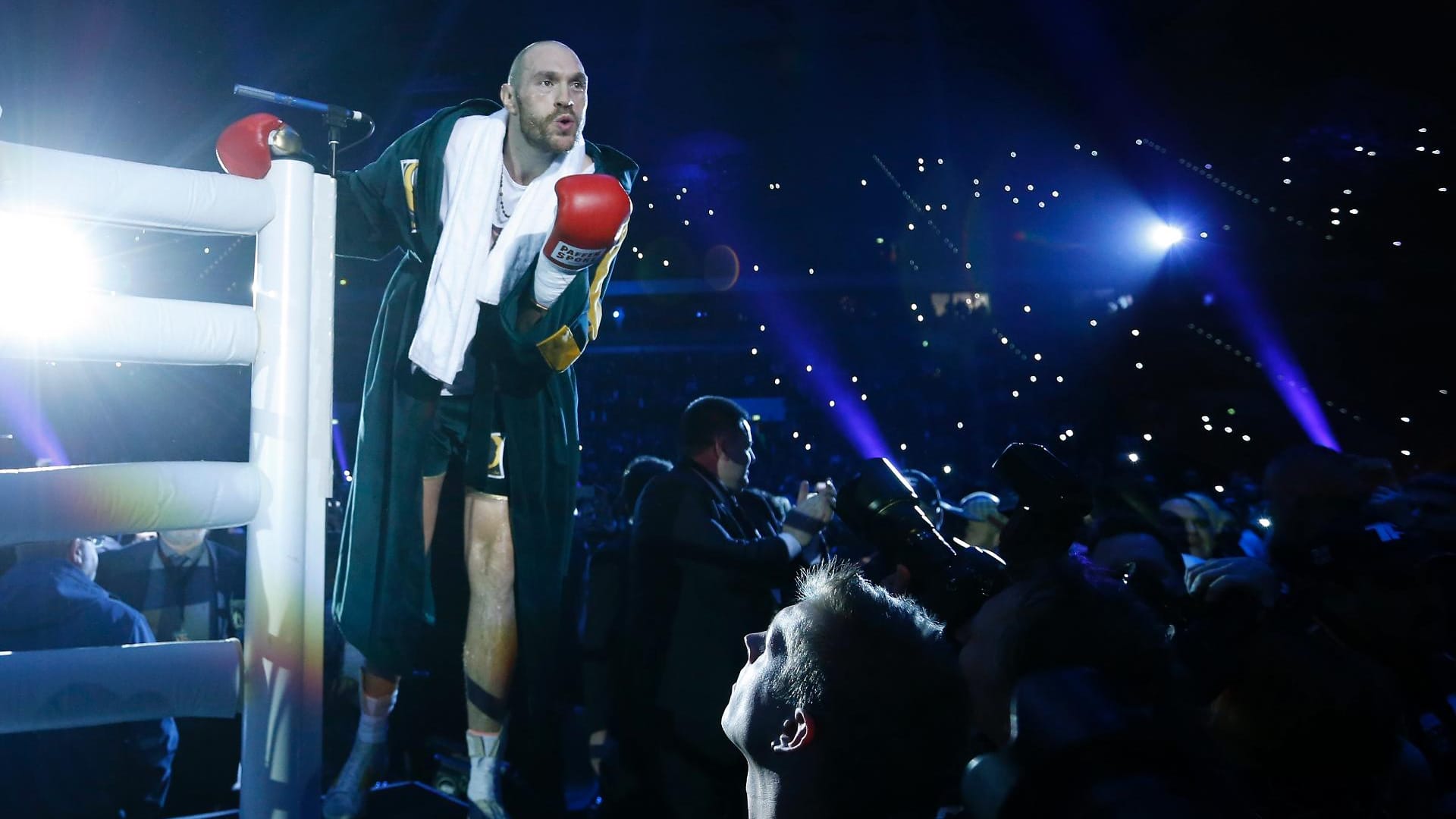 Dann betreten die Hauptakteure des Abends den Ring. Den Anfang macht der Herausforderer Tyson Fury.