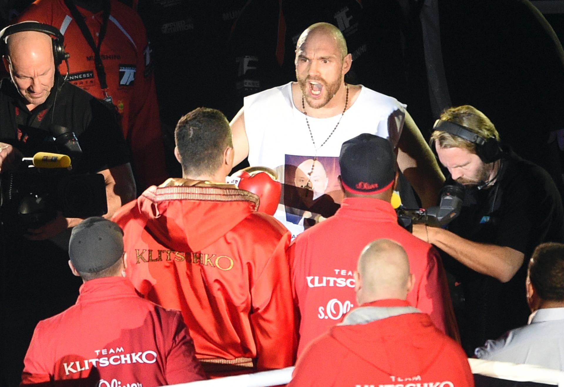 Unmittelbar vor Beginn des Kampfes provoziert Fury Klitschko noch einmal im Ring.