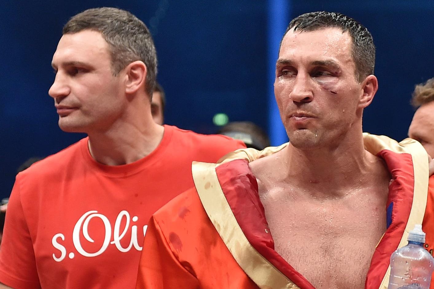 Enttäuschung pur: Wladimir Klitschko (rechts) mit seinem Bruder Vitali nach der Niederlage gegen Tyson Fury.