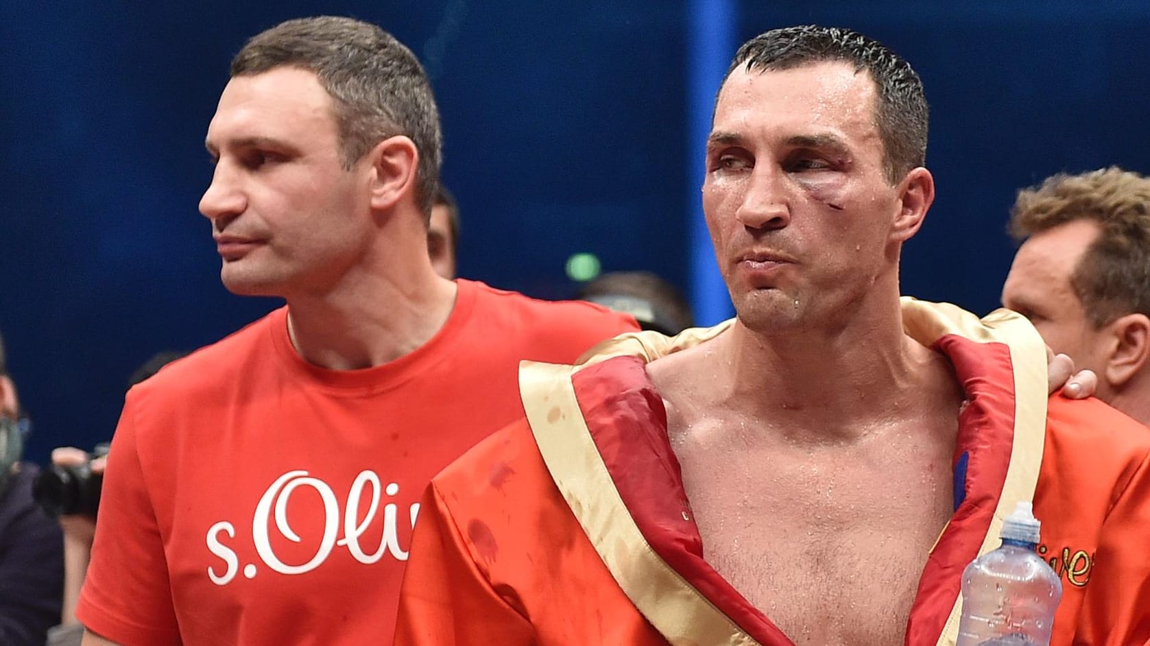 Enttäuschung pur: Wladimir Klitschko (rechts) mit seinem Bruder Vitali nach der Niederlage gegen Tyson Fury.