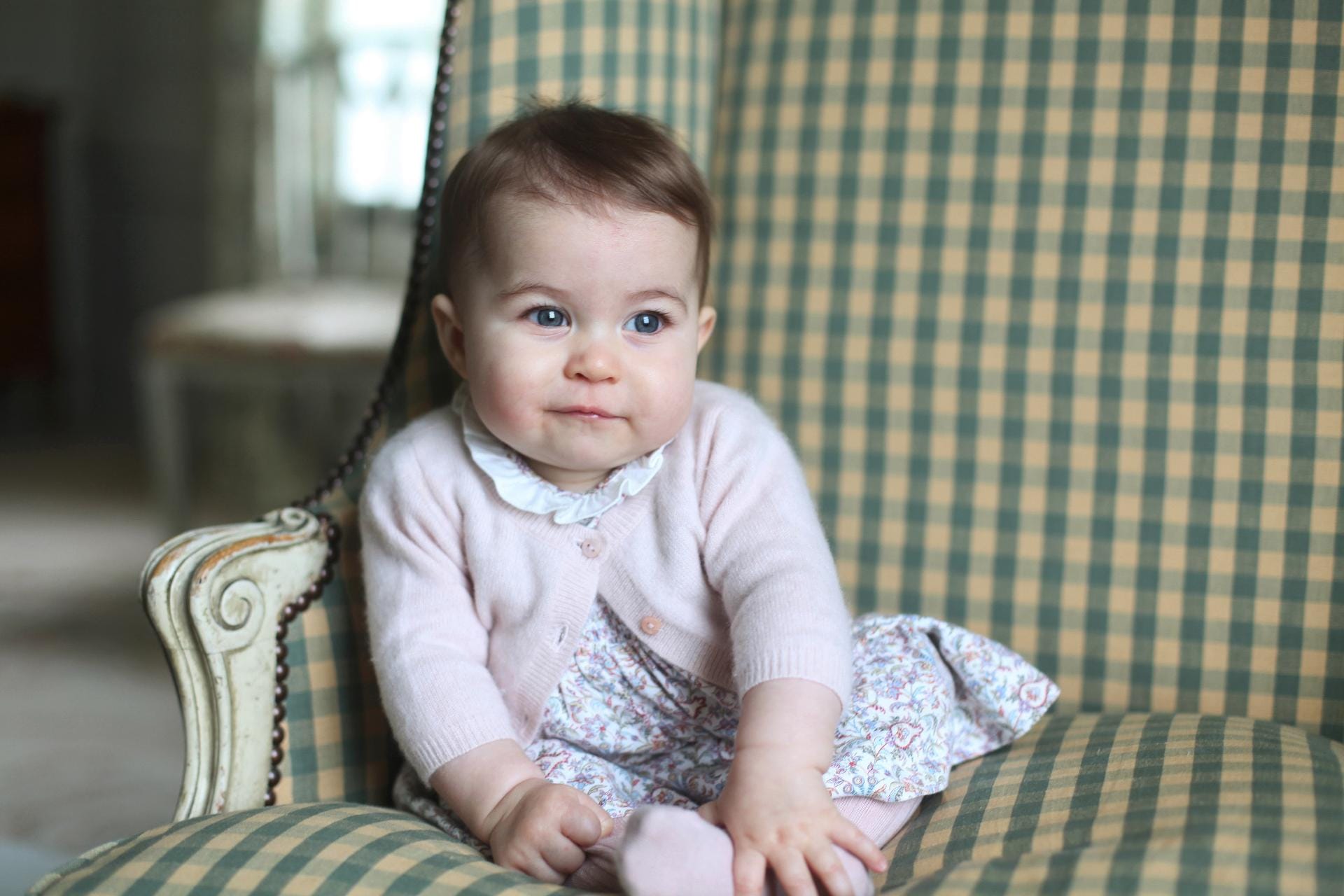 Auf dem zweiten Bild guckt die kleine Prinzessin verträumt an der Kamera vorbei. Deutlich ist auf diesem Foto die Ähnlichkeit sowohl zu Bruder George als auch zu Papa William zu sehen. Die Haarfarbe hat Charlotte dagegen offenbar von ihrer Mutter.