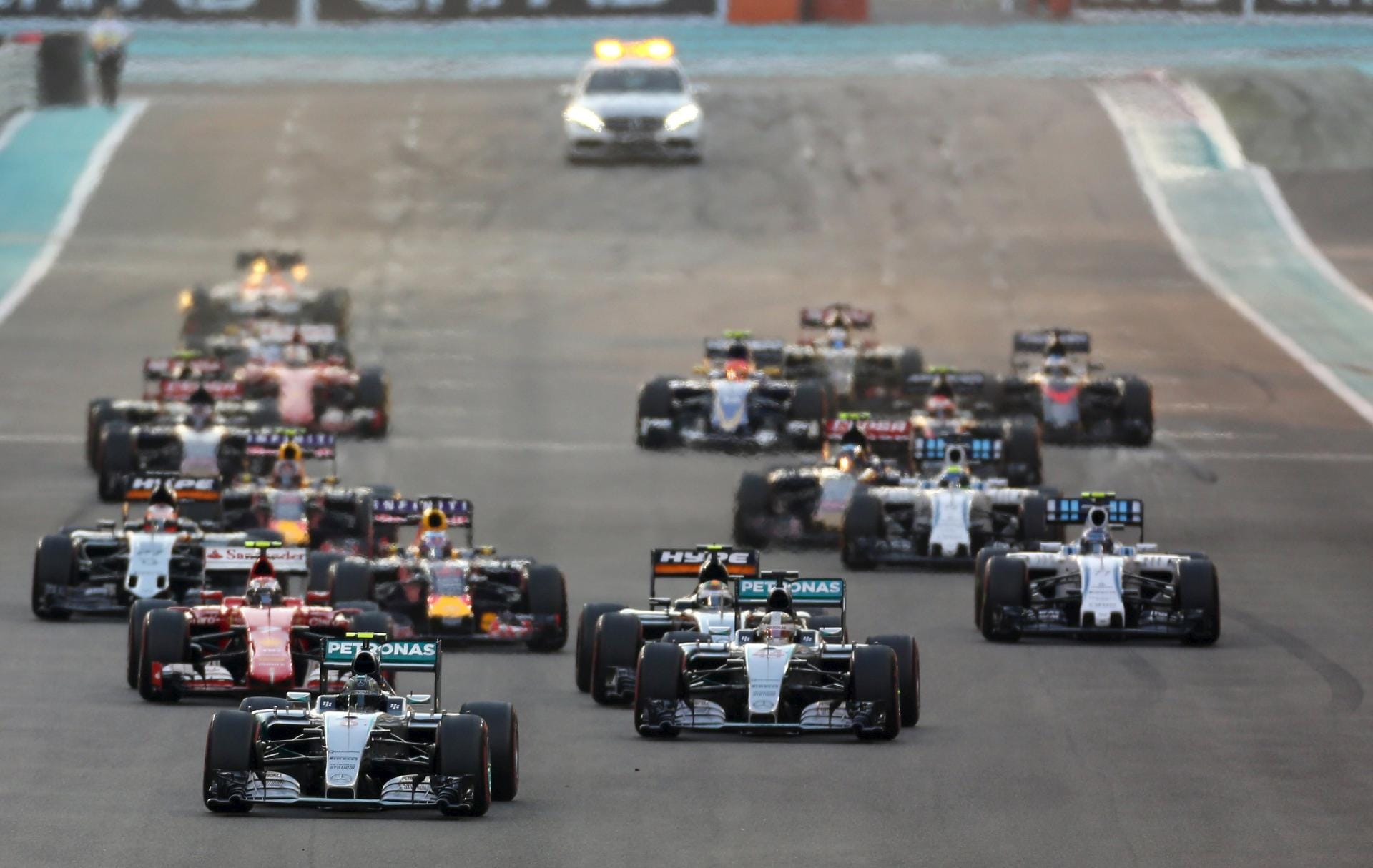 Den Rennstart entscheidet Rosberg klar für sich. Hamilton behauptet knapp Rang zwei.