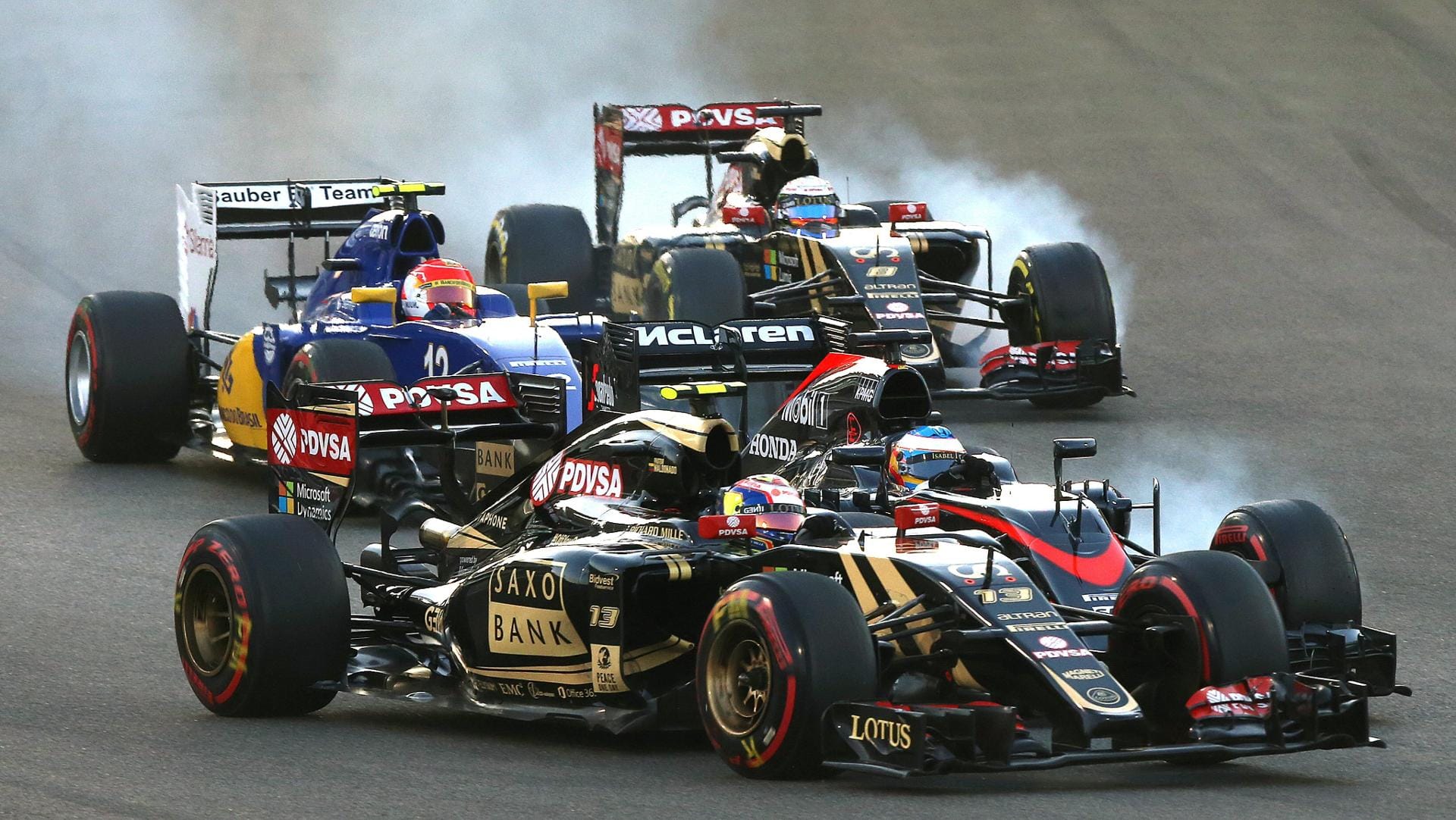 Gleich nach dem Start kracht es zwischen Fernando Alonso und Pastor Maldonado. Alonso bekommt eine Durchfahrtsstrafe aufgebrummt.