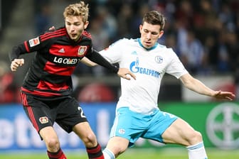 Leverkusens Christoph Kramer (li.) setzt sich gegen Schalkes Pierre-Emile Hojbjerg durch.