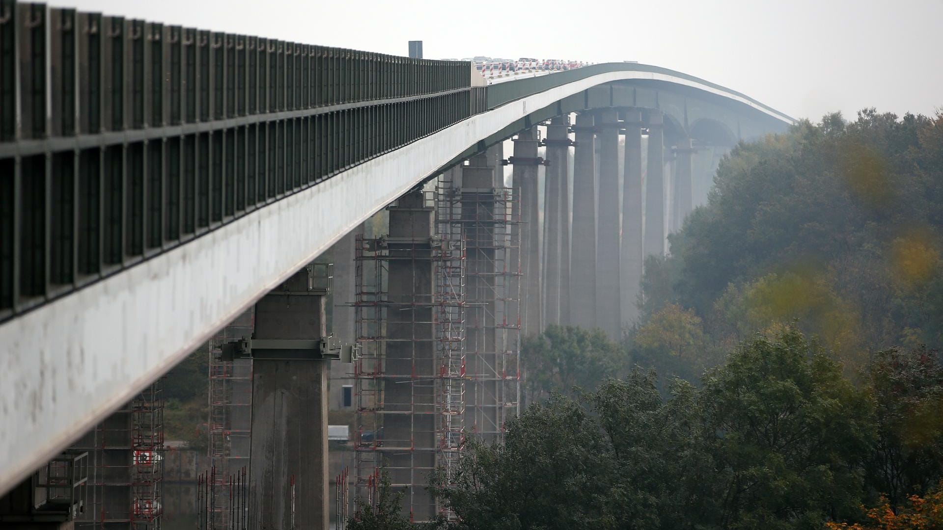 Die Rader Hochbrücke über den Nord-Ostsee-Kanal bei Rendsburg in Schleswig-Holstein. Die Rader Hochbrücke über den Nord-Ostsee-Kanal bei Rendsburg in Schleswig-Holstein.