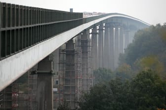 Die Rader Hochbrücke über den Nord-Ostsee-Kanal bei Rendsburg in Schleswig-Holstein.