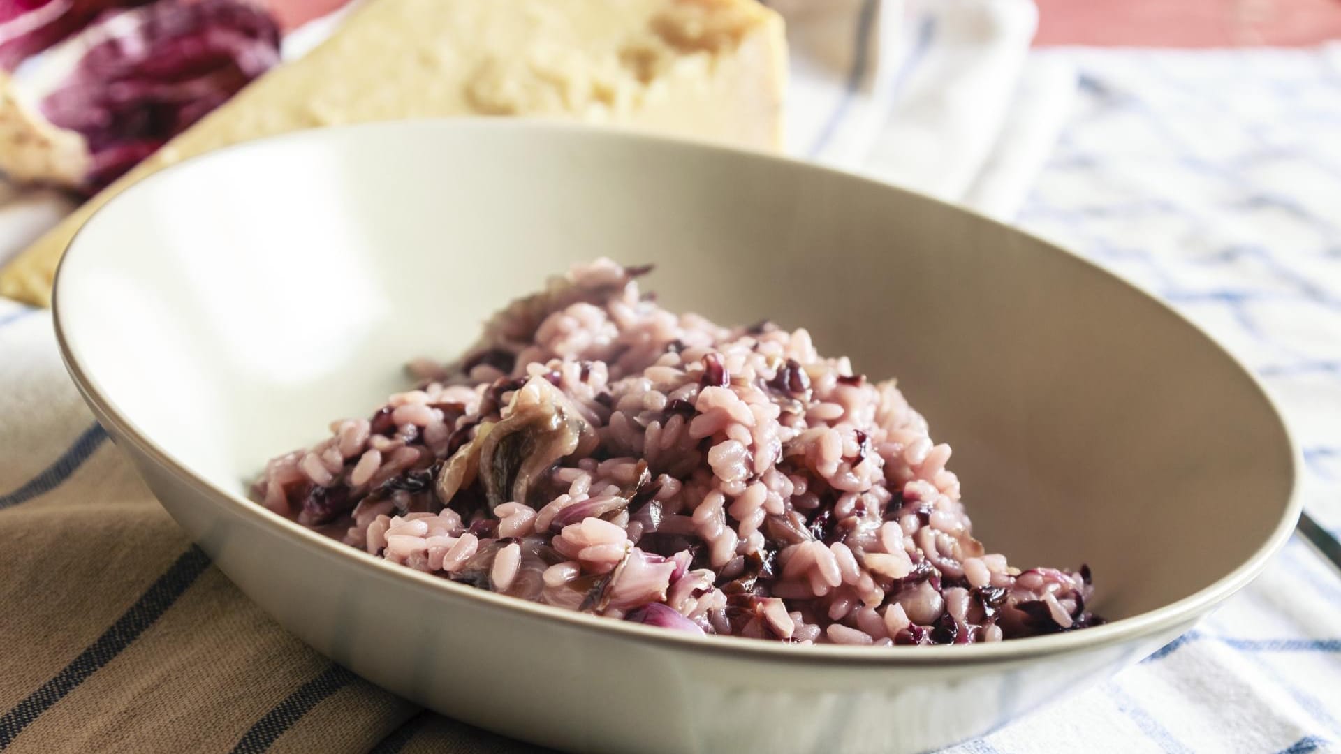 Risotto mit Radicchio zählt du den klassischen Gerichten der italienischen Küche.