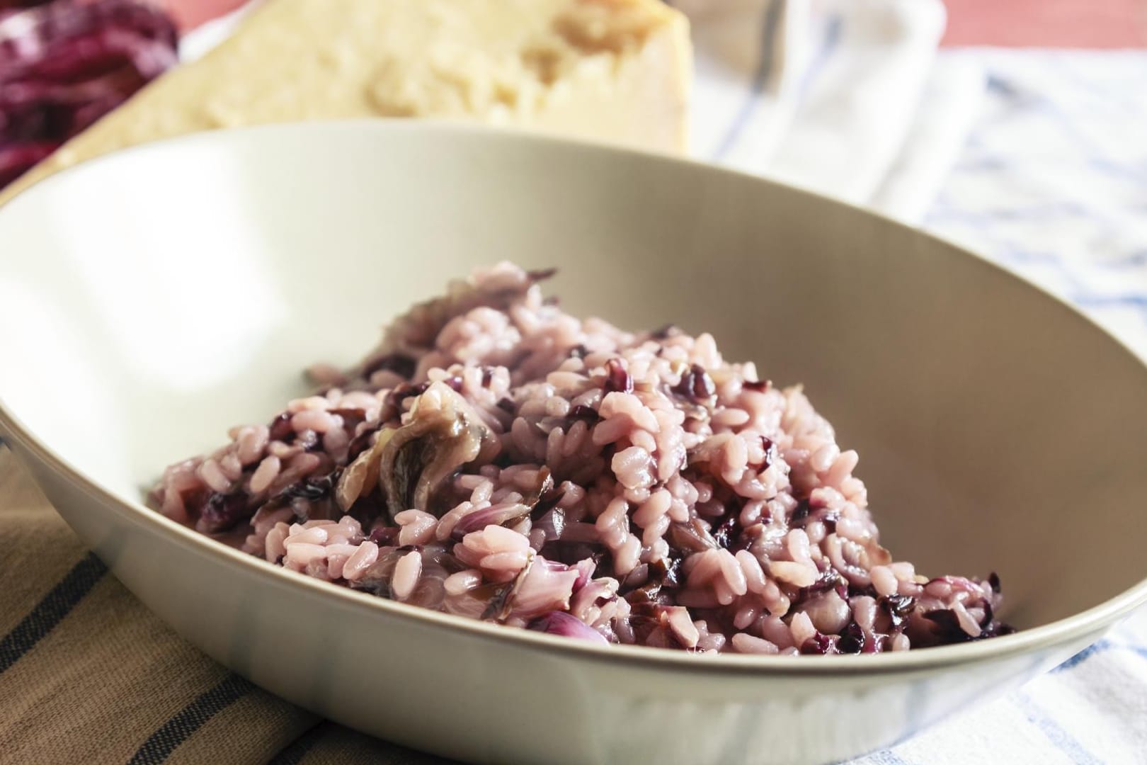 Risotto mit Radicchio zählt du den klassischen Gerichten der italienischen Küche.