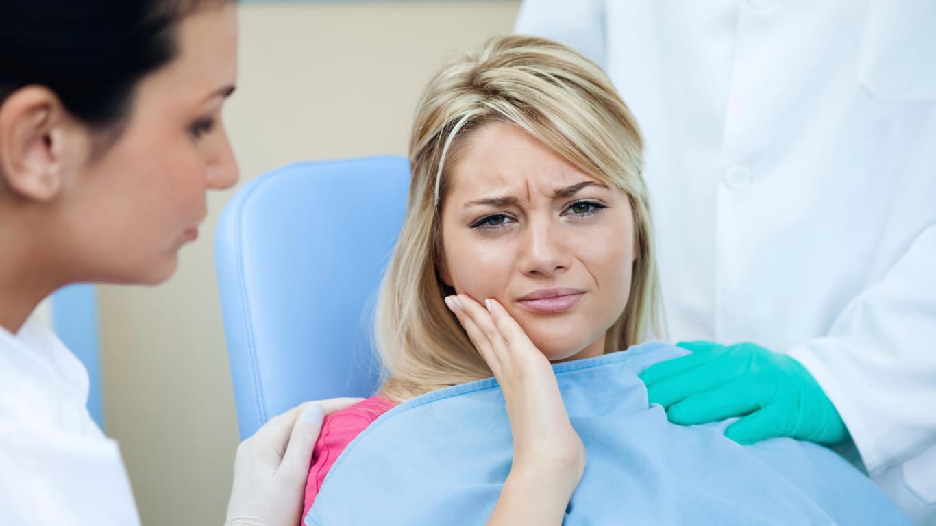 Der Gang zum Zahnarzt ist bei Zahnschmerzen meist unumgänglich.