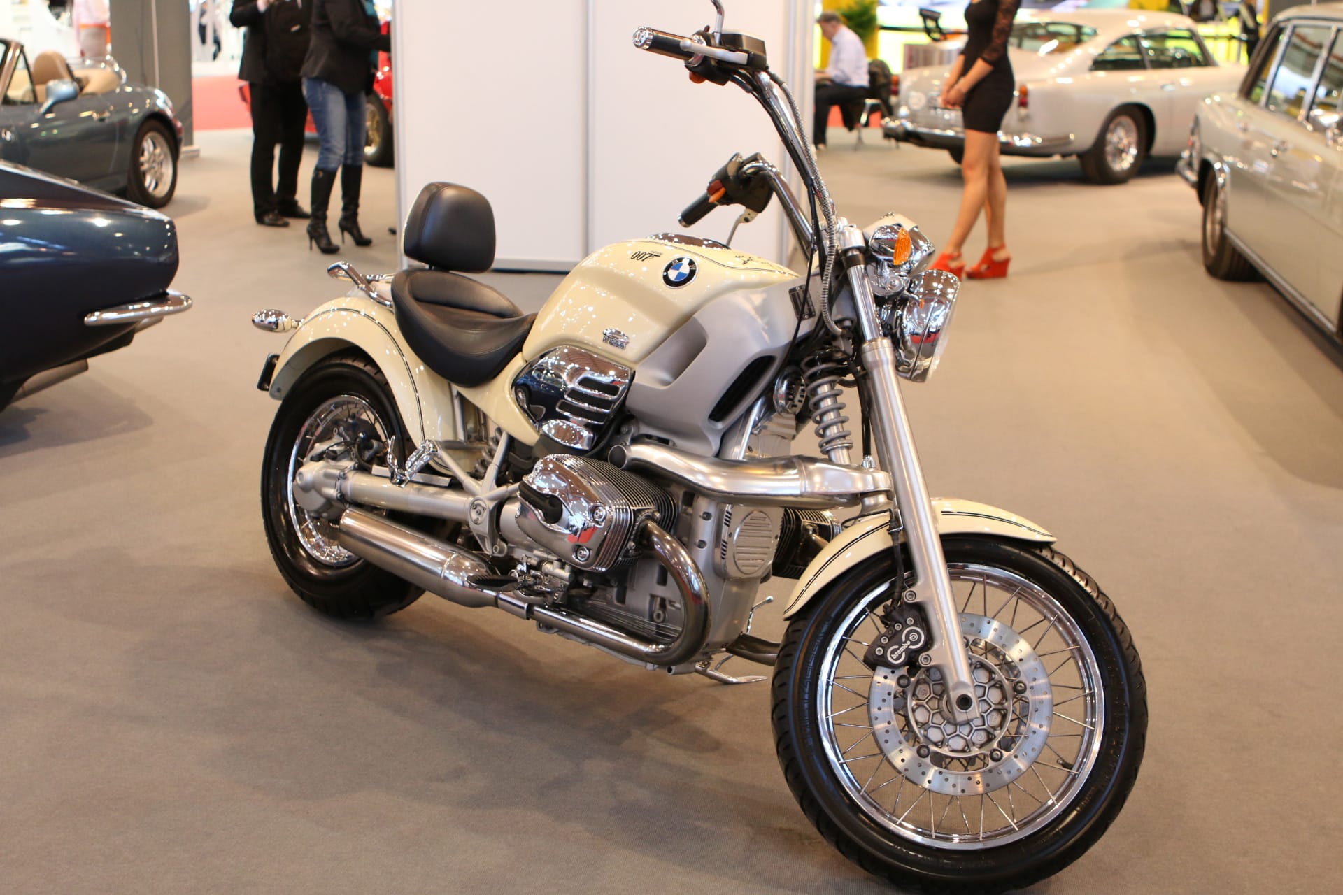 Das BMW-Motorrad R 1200 C wurde in "Der Morgen stirbt nie" (1997) von Bond für eine Verfolgungsjagd gestohlen.