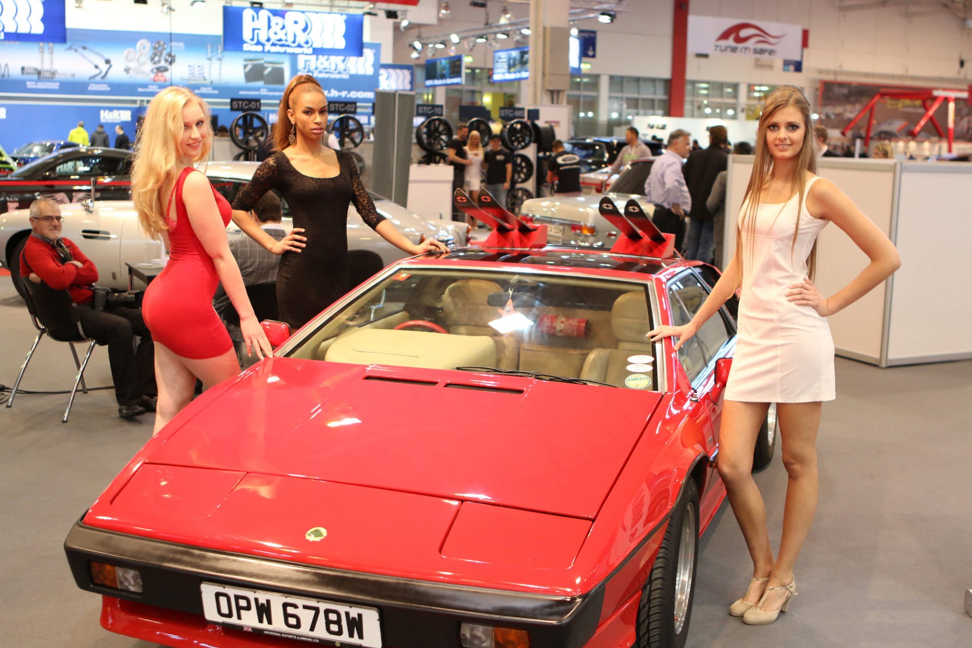 Bond-Autos und Bond-Girls: Auf der Essen Motor Show 2015 traf unser Redakteur auf beides. Unter den Exponaten war auch dieser legendäre Lotus Esprit Turbo aus "In tödlicher Mission" (1981).
